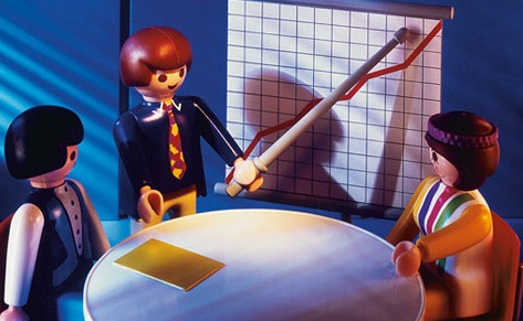 Muñecos de playmobil viendo una grafica